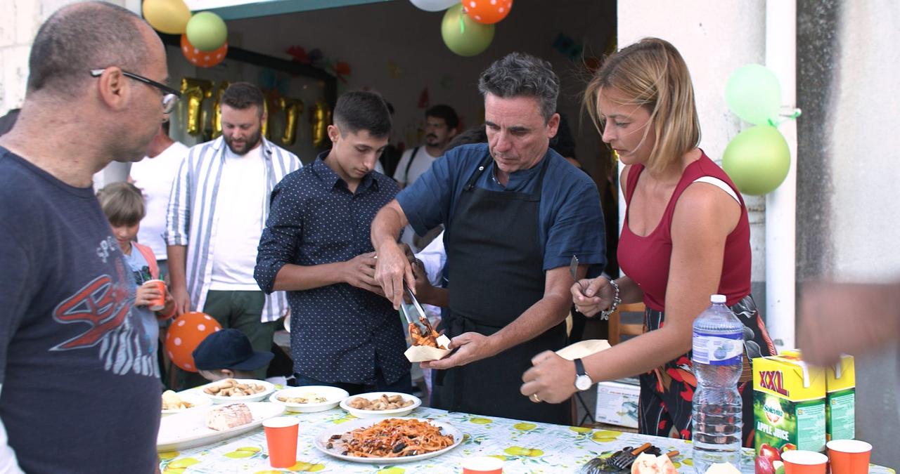 丹尼·麦库宾 (Danny McCubbin) 在意大利小镇穆索梅利 (Mussomeli) 供应意大利面，庆祝“好厨房”(The Good Kitchen) 成立两周年。