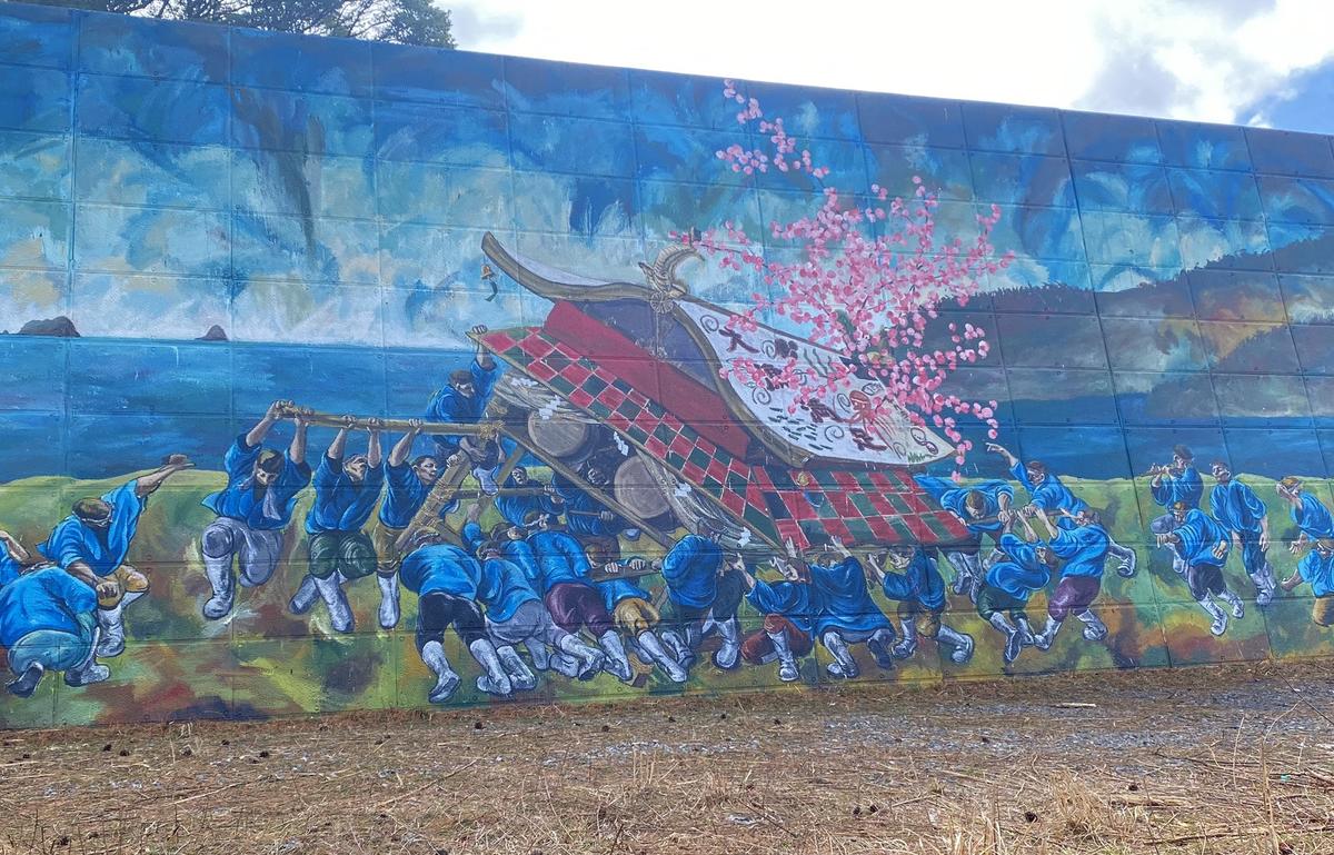 負の遺産」に描かれた巨大壁画。地元の複雑な思いと“希望”のアート