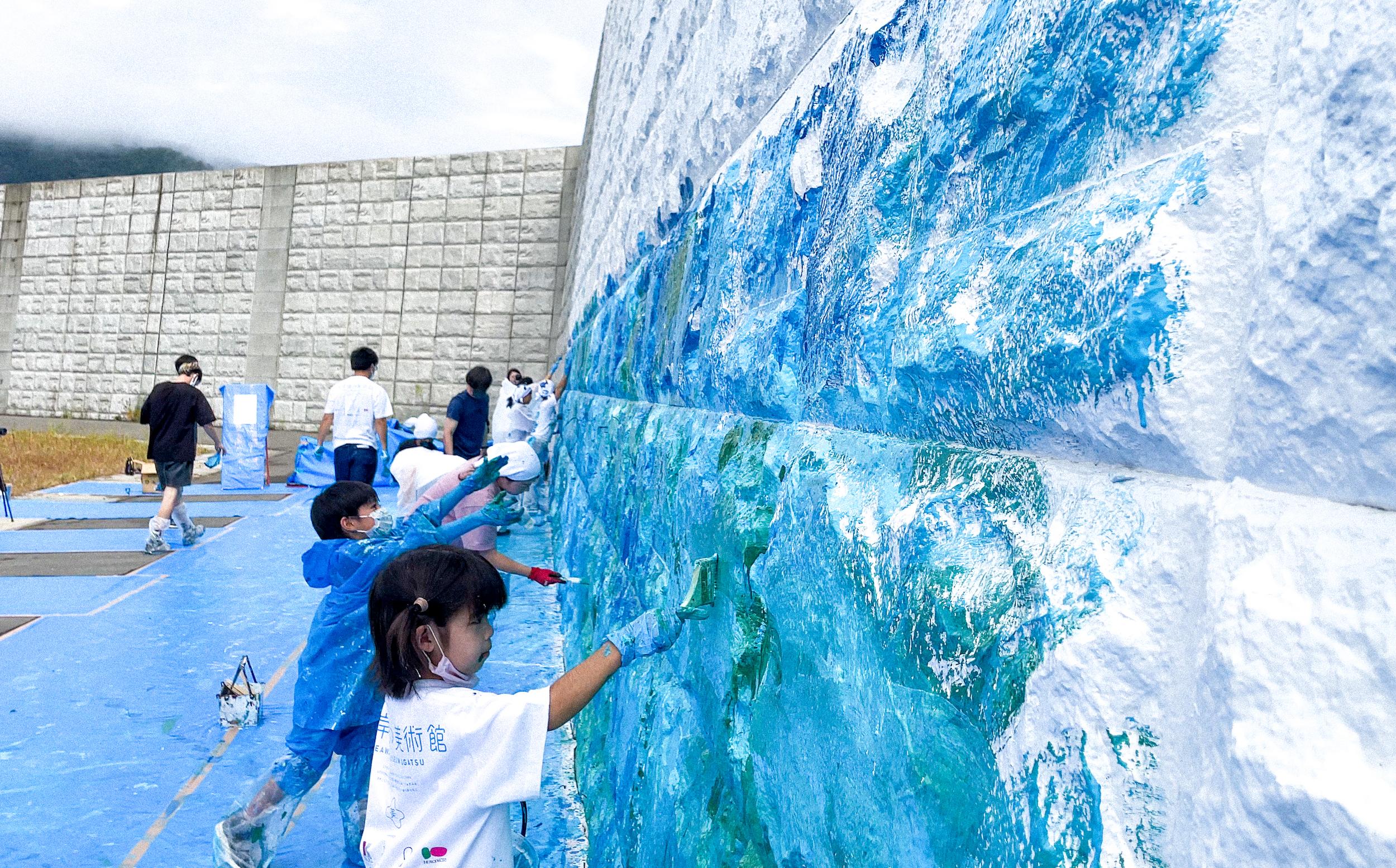 負の遺産」に描かれた巨大壁画。地元の複雑な思いと“希望”のアート