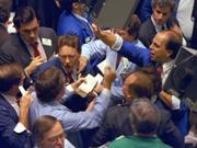 1987年10月19日、パニック売りがウォール街を席巻する中、ニューヨーク証券取引所のフロアで必死に働くトレーダーたち。