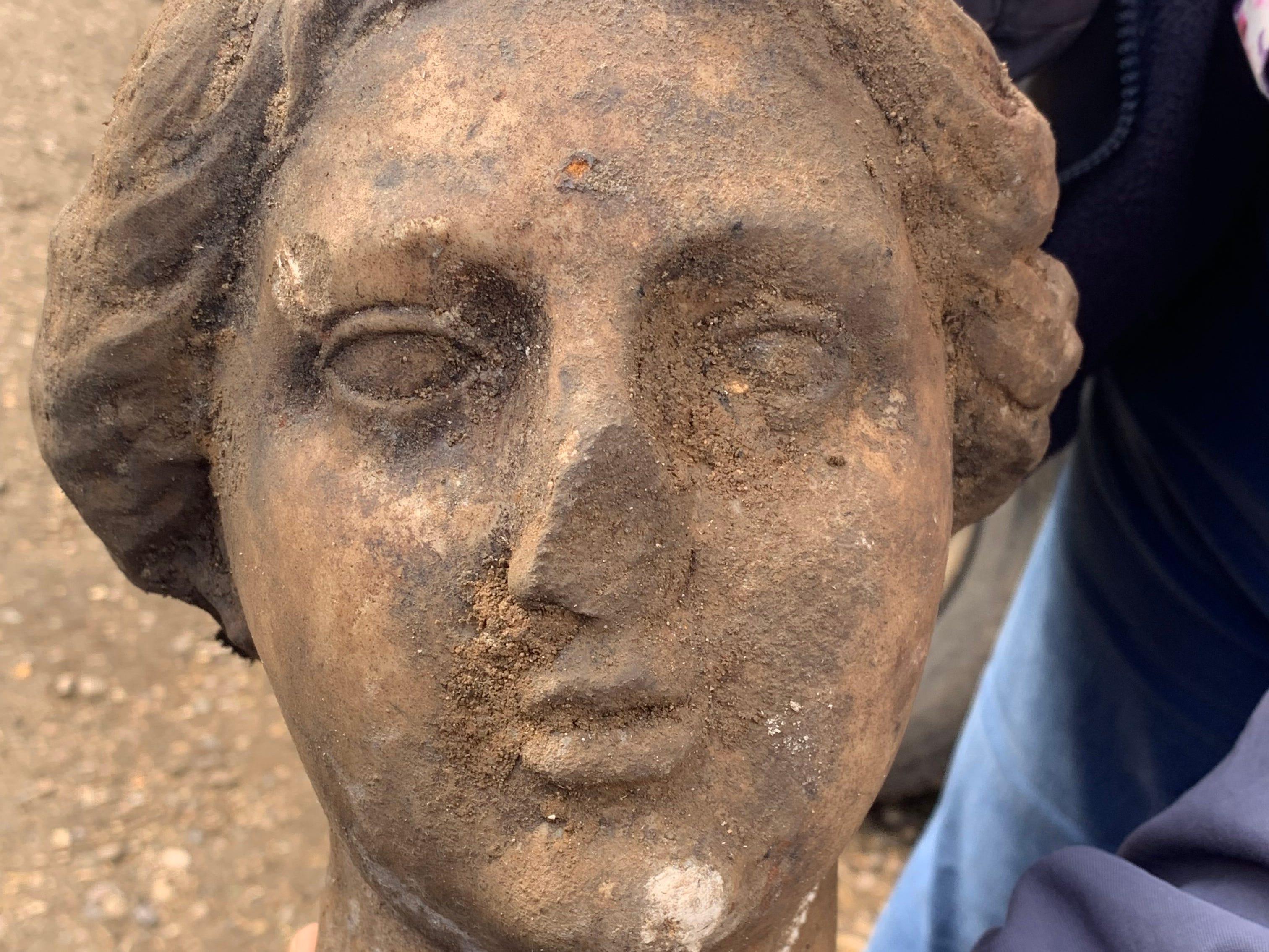 イギリスの邸宅の駐車場工事現場で、1800年前のローマの石像が見つかっ