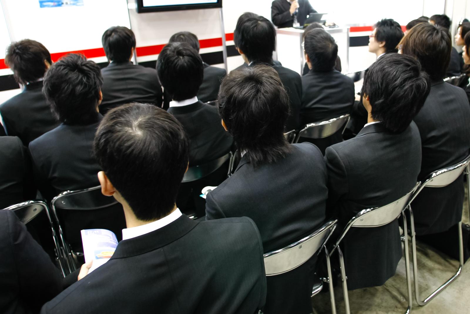 保護者も参加「オヤカク」入社式。入社辞退を防ぎたい…家庭訪問に親参加の食事会も