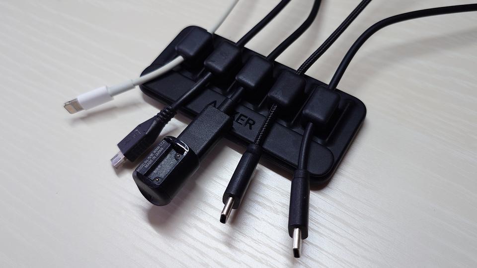 Ankerのマグネット式ケーブルホルダーでデスクが自然と片付いたよ【Amazon新生活セールFINAL】