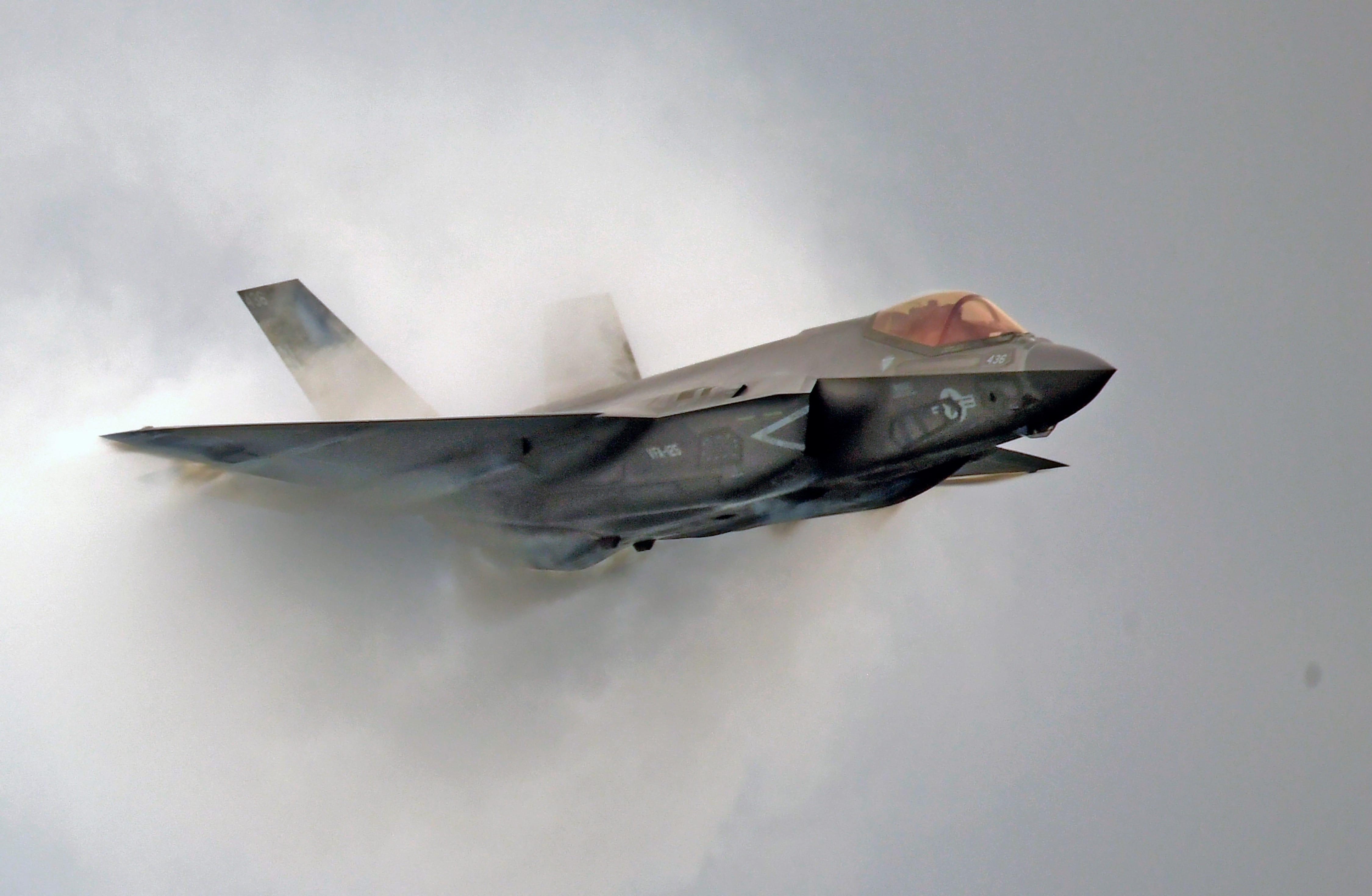 アメリカの戦闘機F-35AライトニングII、雷の中での飛行制限を解除