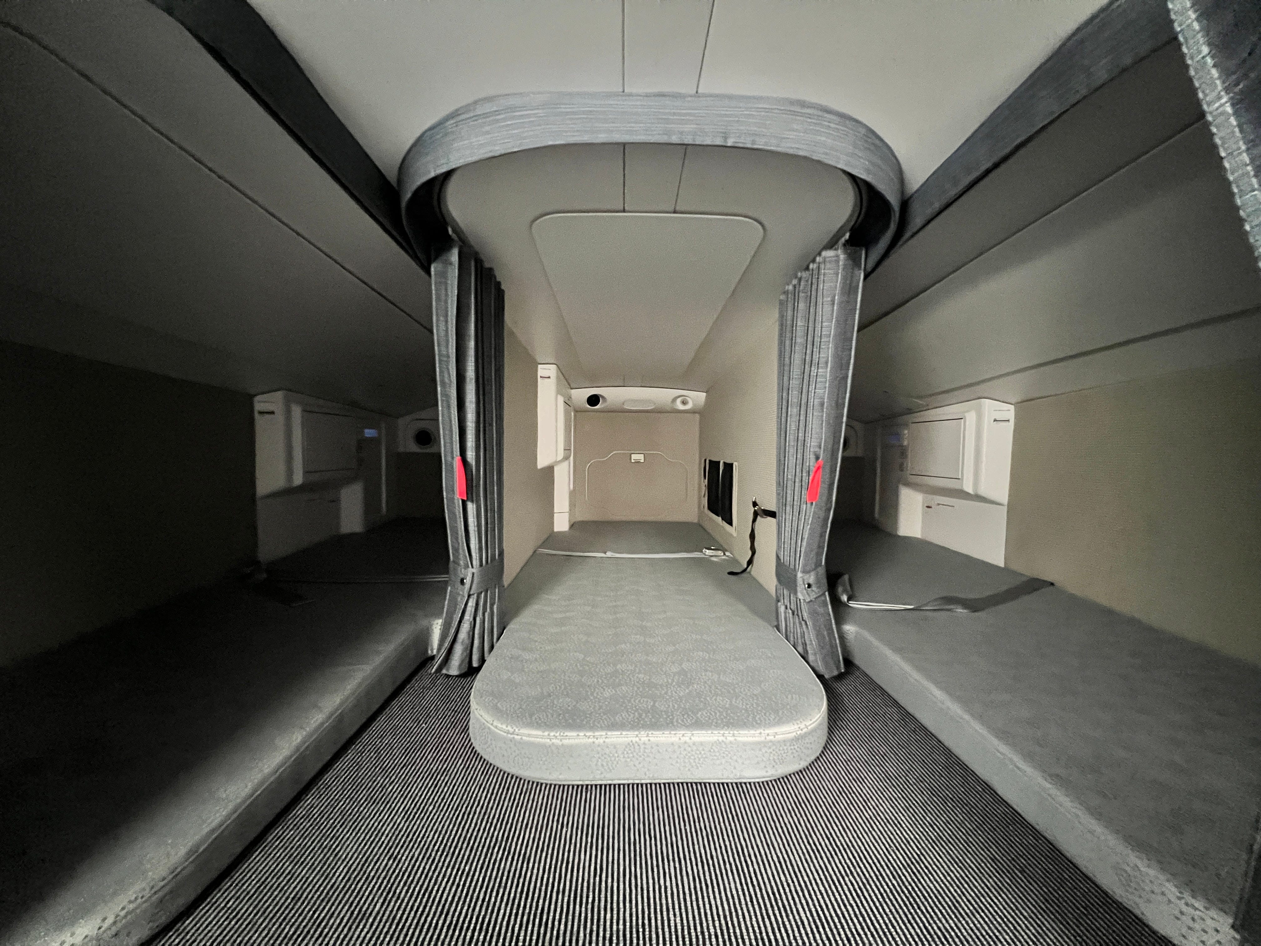 長距離フライトの客室乗務員の寝室を見てみよう…カタール航空機の内部を見学
