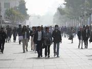 北京のビジネス街を歩く人々。