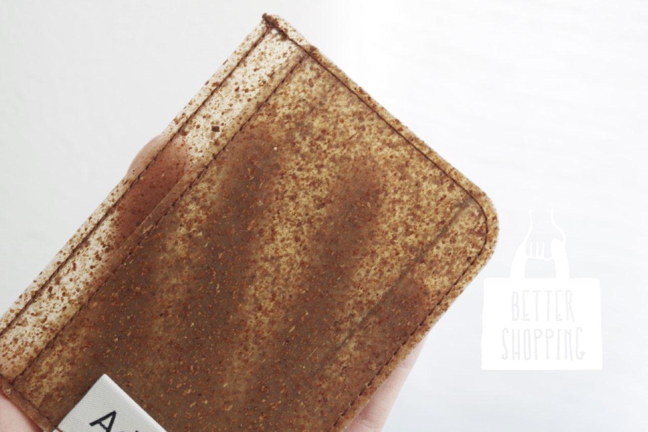 新年度におすすめ。ビームスでも販売された「琥珀のように美しいカードケース」。素材は青森の“あの”有名特産品