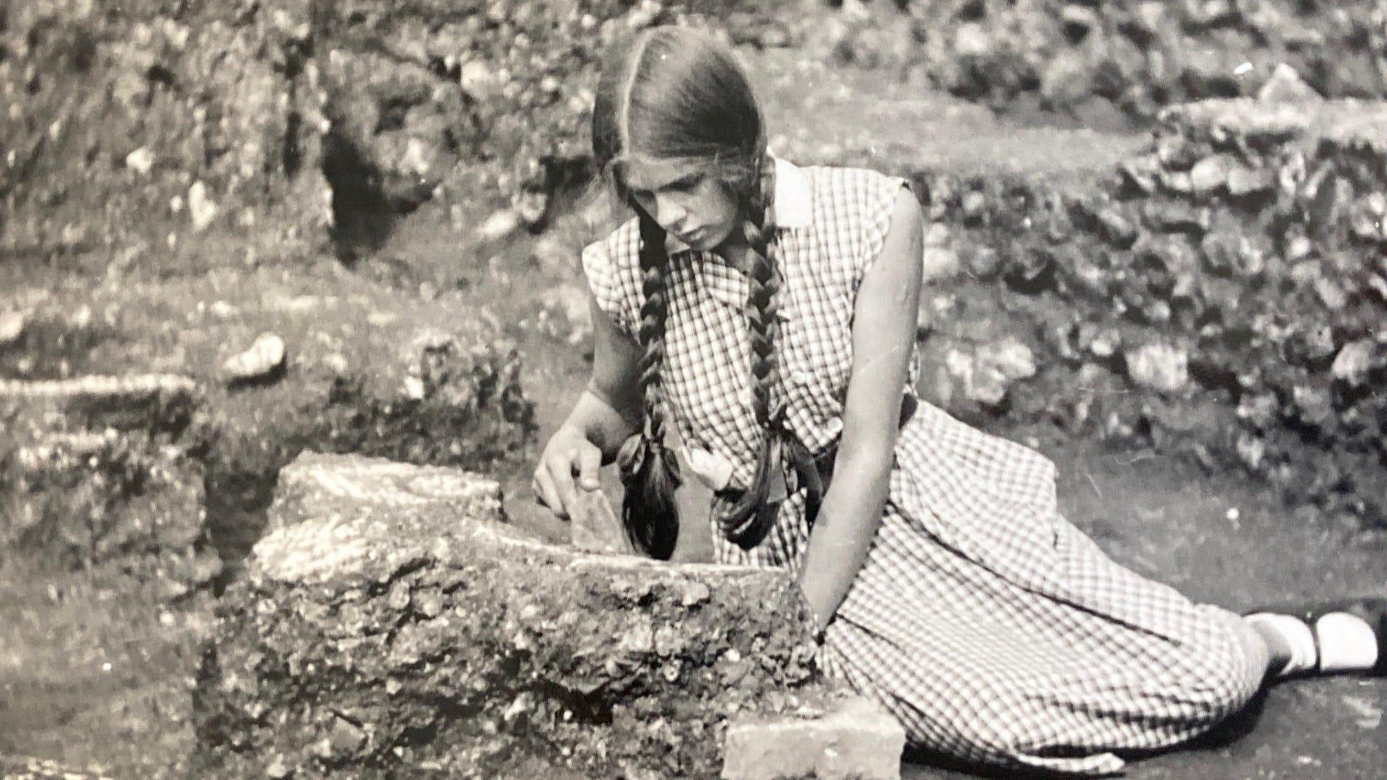 1930年代の女性考古学者たちによるローマ時代の集落発掘。13歳の少女も