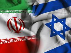 イランの国旗（左）とイスラエルの国旗（右）。
