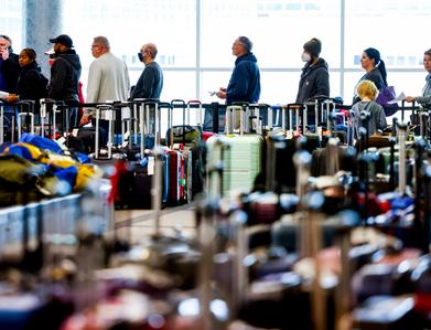 世界で6番目に忙しい空港、デンバー国際空港で行列して待つ旅行者たち。