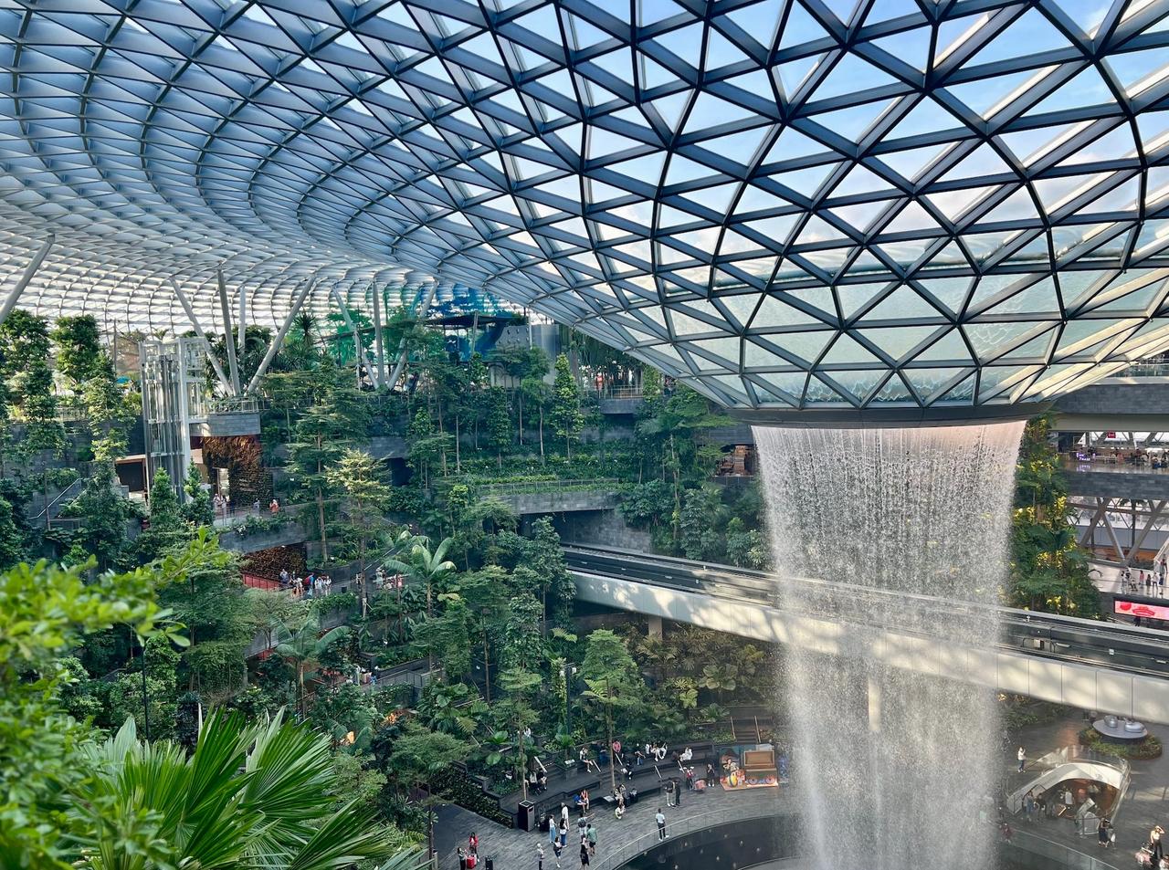 新加坡樟宜机场有一座名为“宝石”的综合大楼。