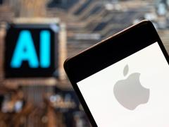 アップルは、次世代｢iPhone｣にAIを搭載するため、OpenAIやグーグルと交渉しているとブールームバーグが報じている。