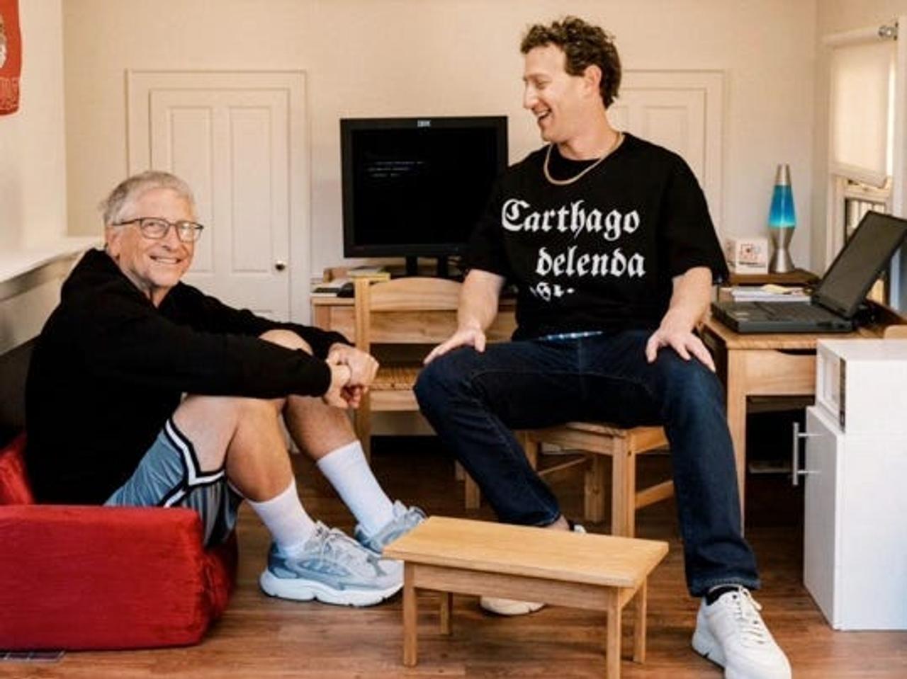 扎克伯格和比尔·盖茨坐在一间微型房间里，该房间重现了他们在哈佛大学时的宿舍。