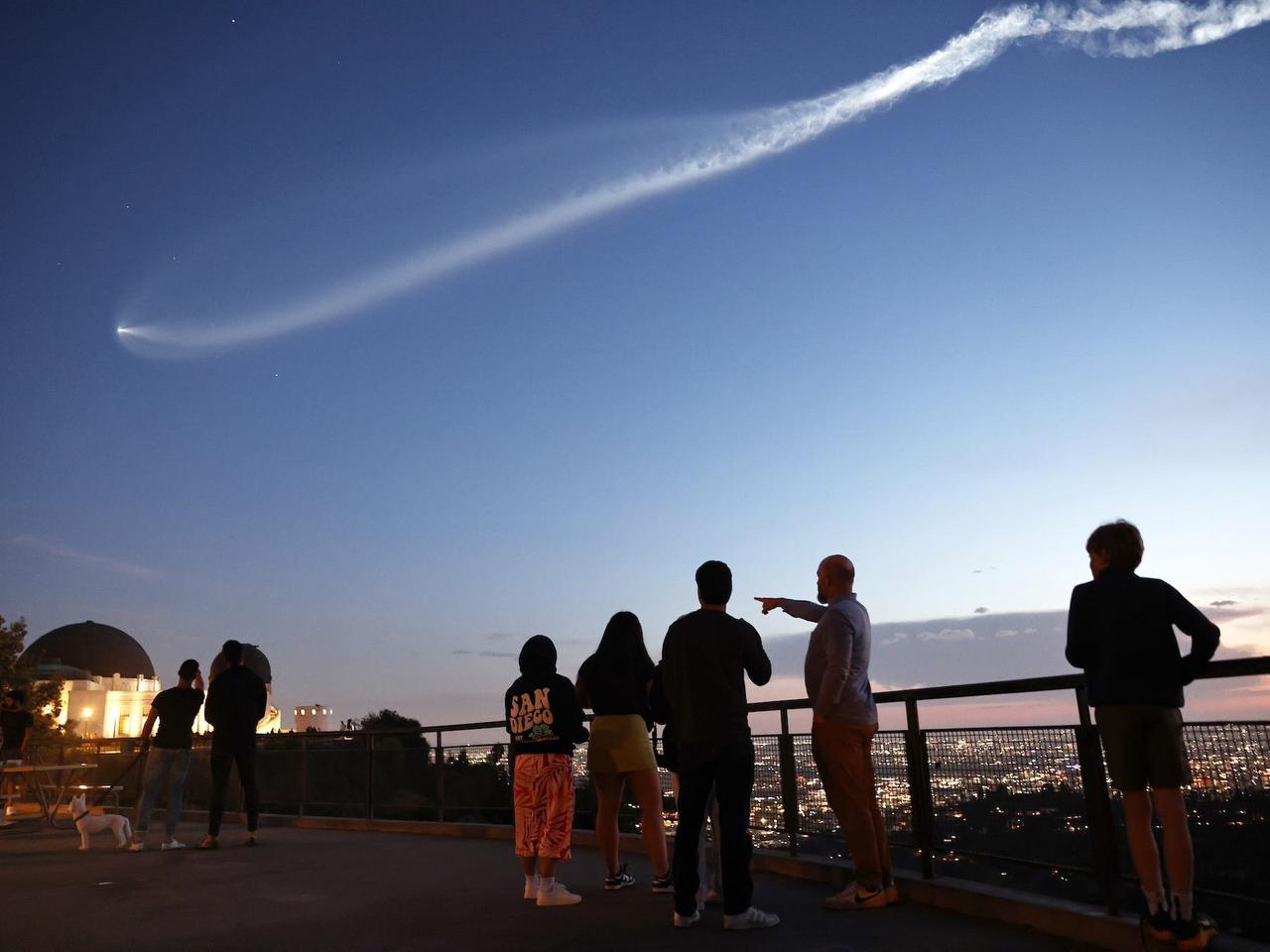 人们参观 SpaceX 的猎鹰 9 号火箭。