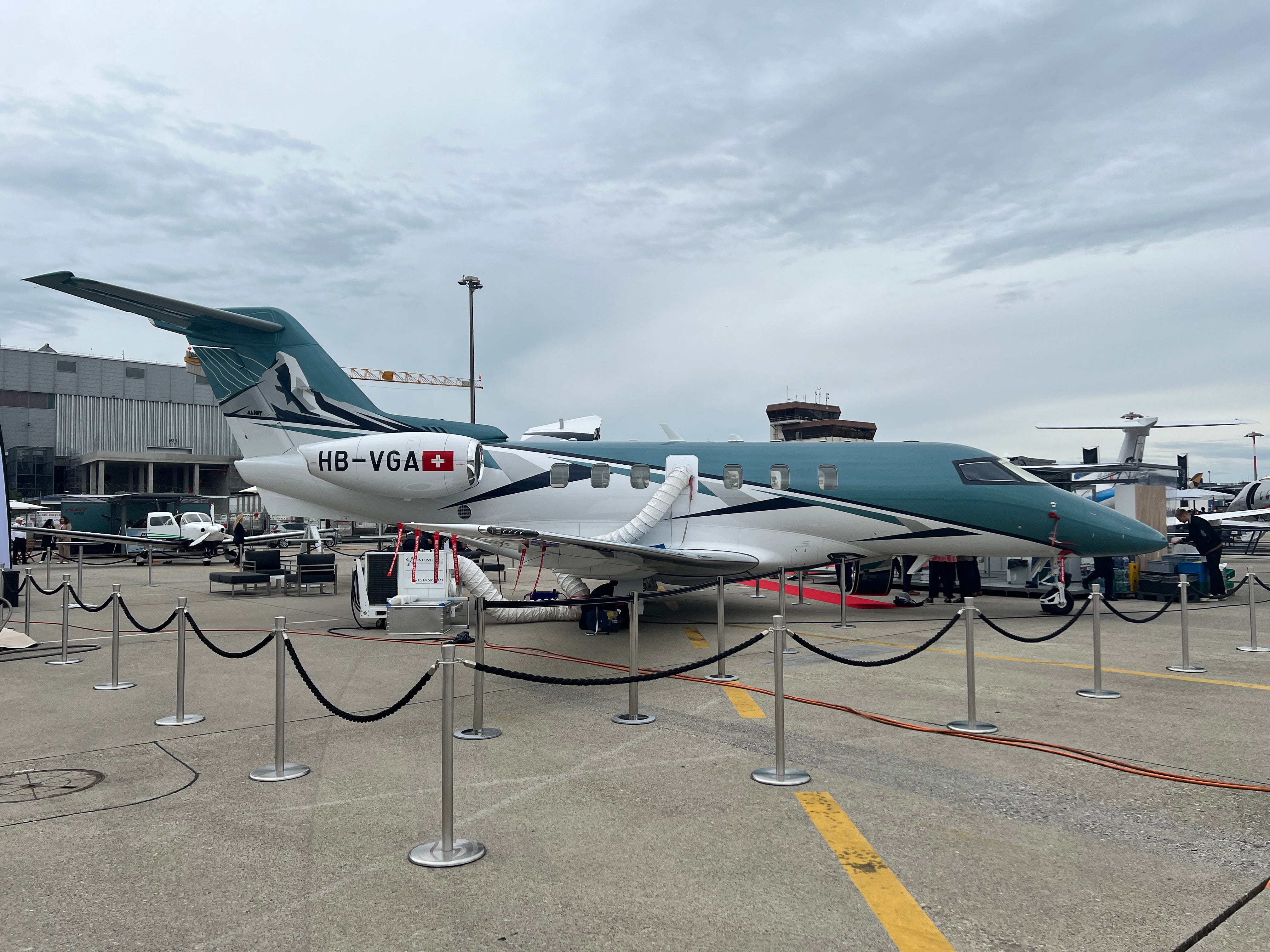 芸能人愛用 ジェフ・ベゾスも所有しているコンパクトなスイス製プライベート 航空機・ヘリコプター
