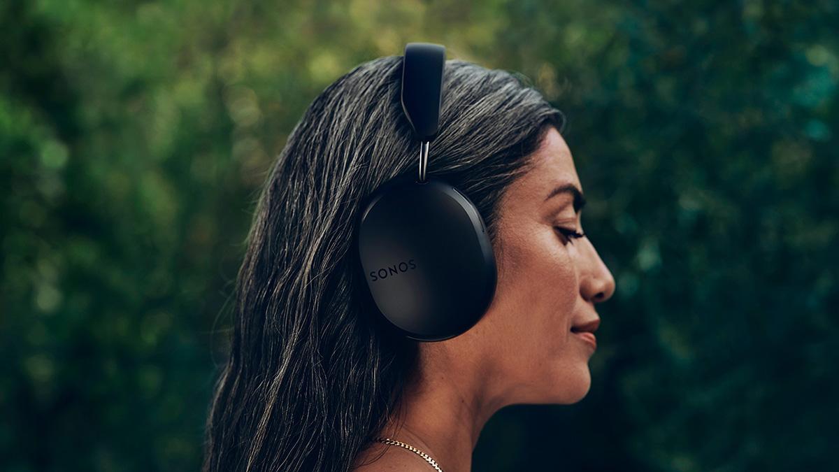 ソノス初のヘッドホン「Sonos Ace」レビュー。高級機「AirPods Max」と 