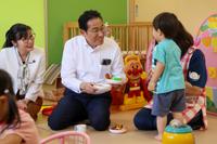 「こども誰でも通園制度」に関連して、保育園を視察する岸田文雄首相。2024年7月5日。