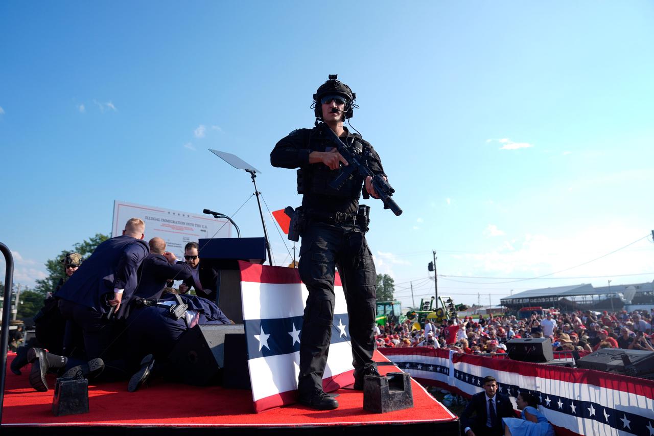 シークレットサービスの反撃チームが到着した。