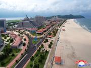 北朝鮮は観光客の誘致に向けて、ビーチ沿いに高級ホテルを建設している。
