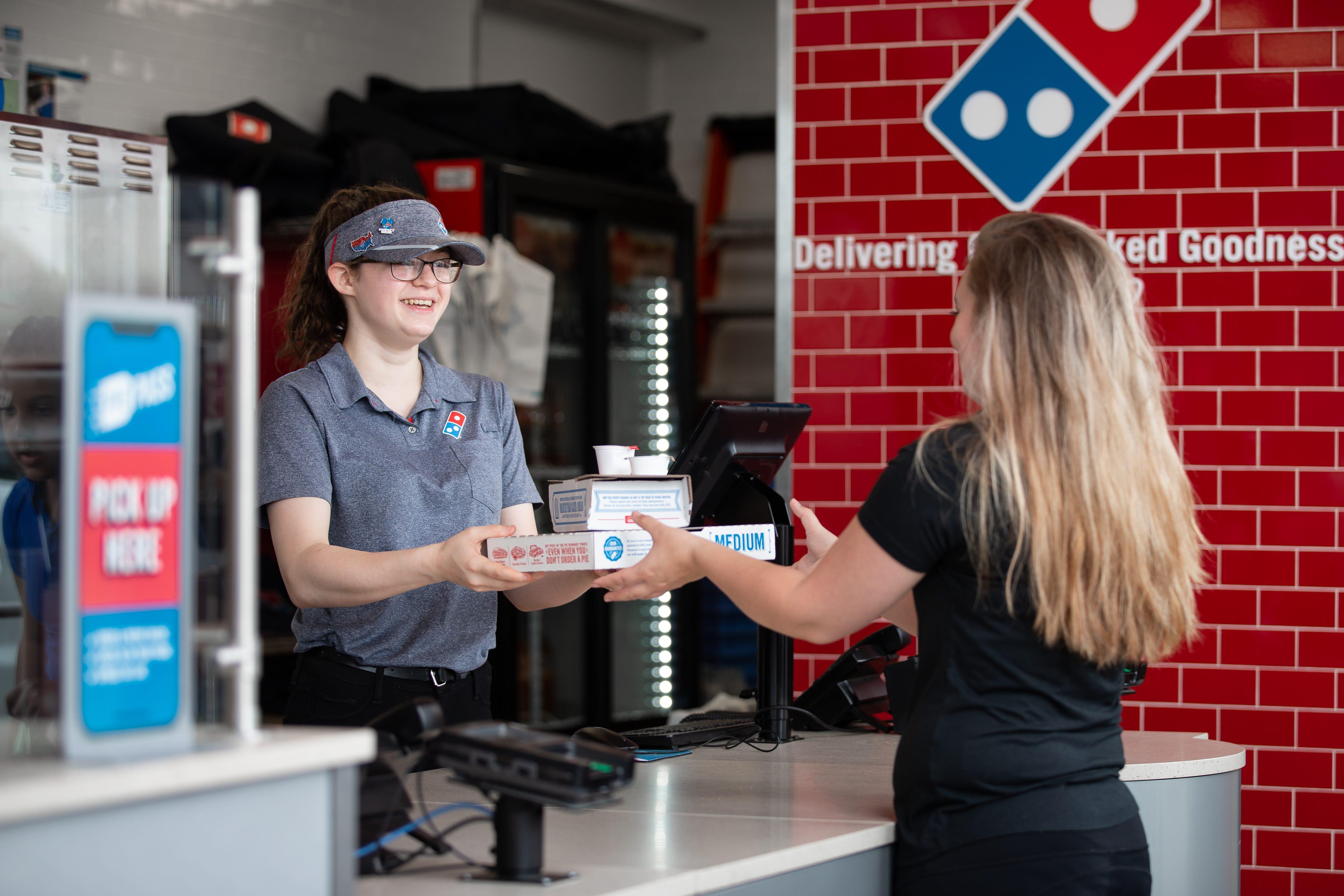 デリバリーはもう必要ない？ ドミノ・ピザCEO、注文したピザを「お持ち帰り」する客が増えていると明かす