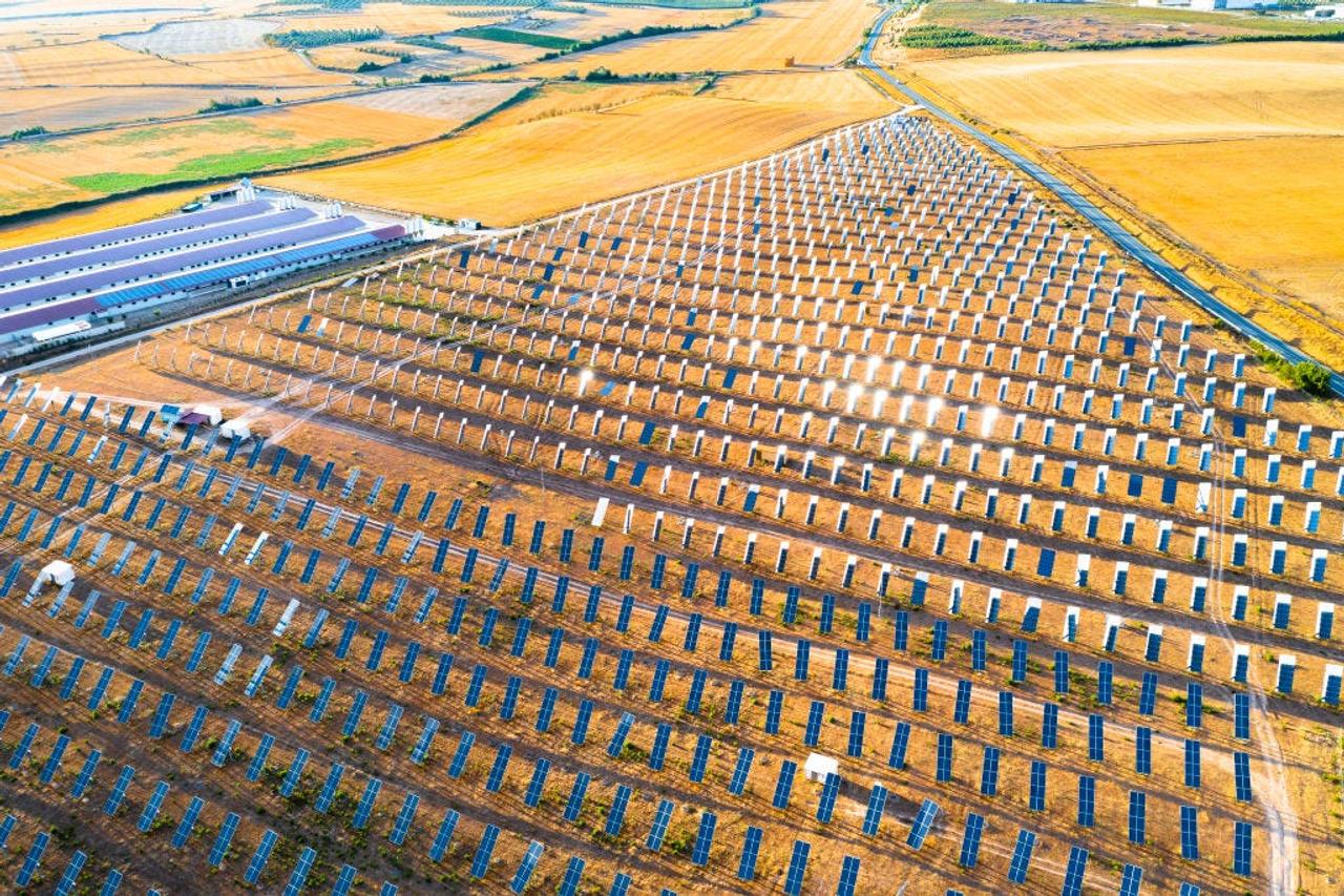 スペインの田園地帯に設置された太陽光パネル。