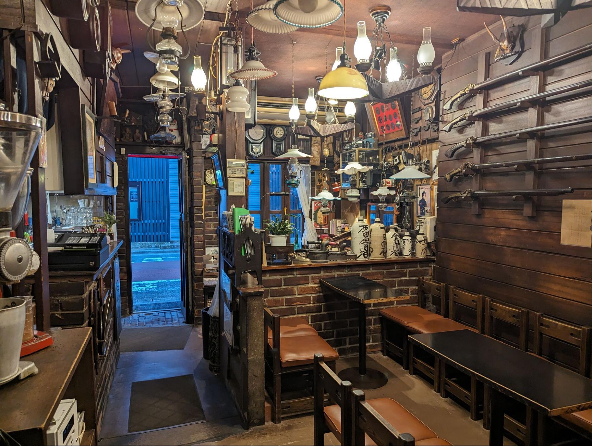 90歳店主の営む、下北沢の隠れた名喫茶。ジュークボックスに「火縄銃