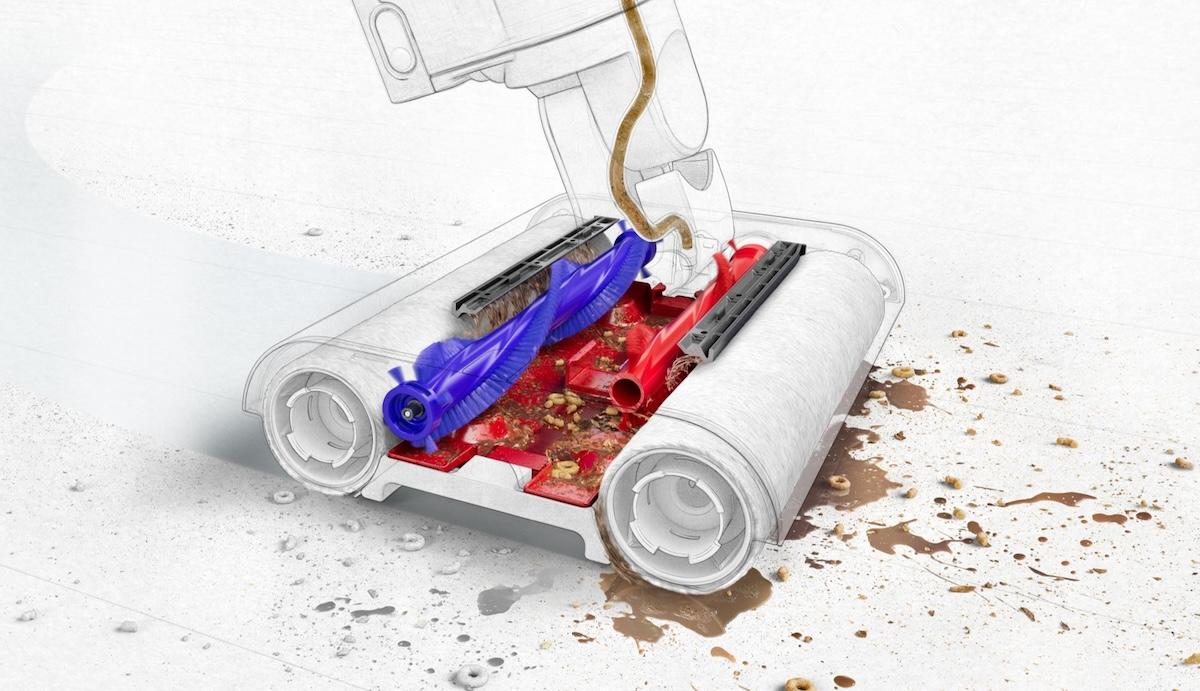 ダイソンの新作は、掃除機がけと水拭きが「同時」に完了。裸足の