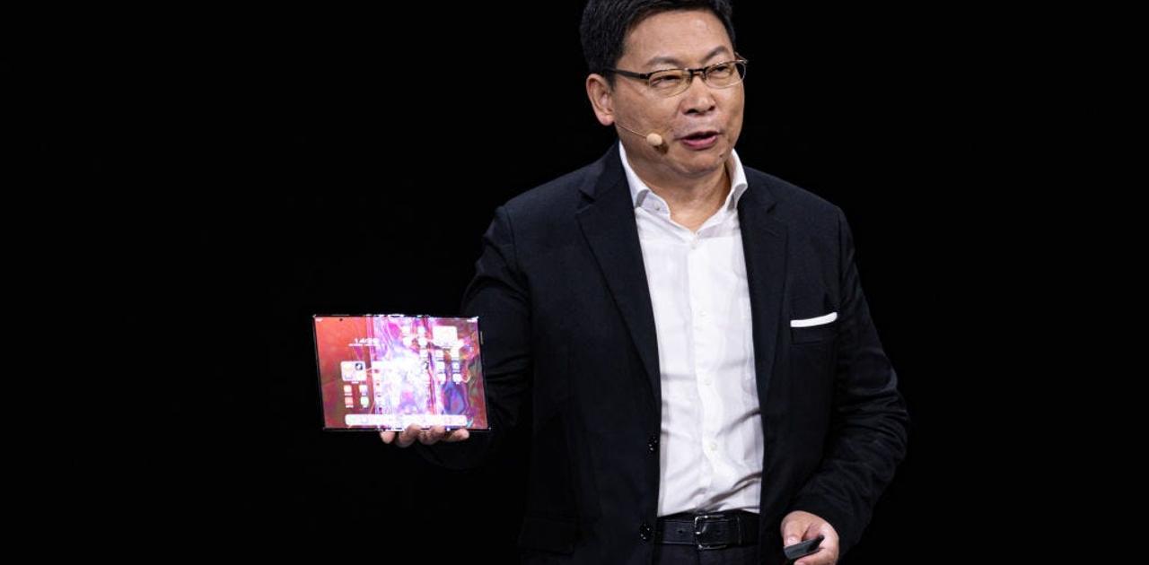 ファーウェイ、三つ折りスマホ｢Mate XT｣を｢iPhone 16｣と同日発売は自信の表れ | Business Insider Japan