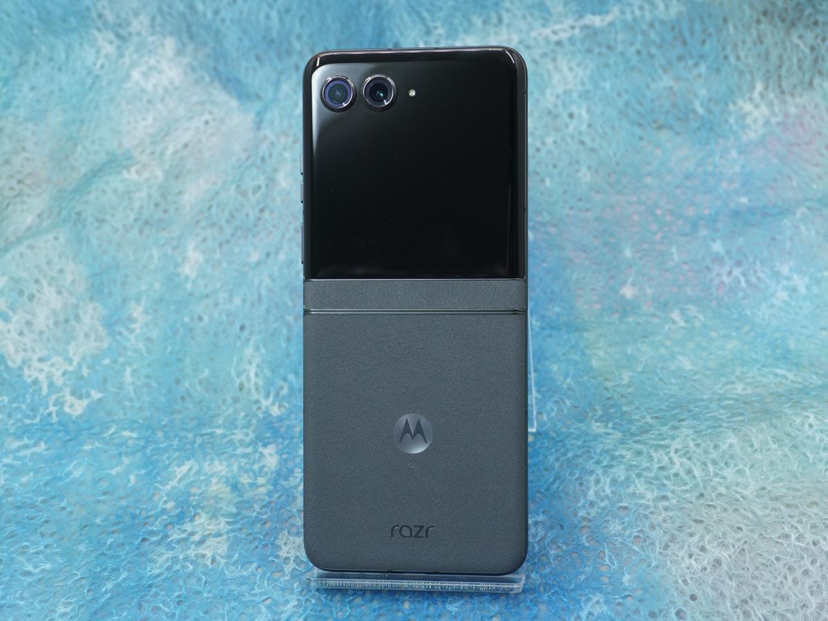 モトローラの最新折りたたみスマホ「razr 50/50s」実機レビュー