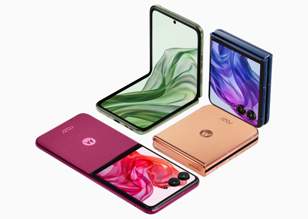 モトローラの最新折りたたみスマホ「razr 50/50s」実機レビュー：大