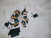 卒業式で防止を空に投げる生徒