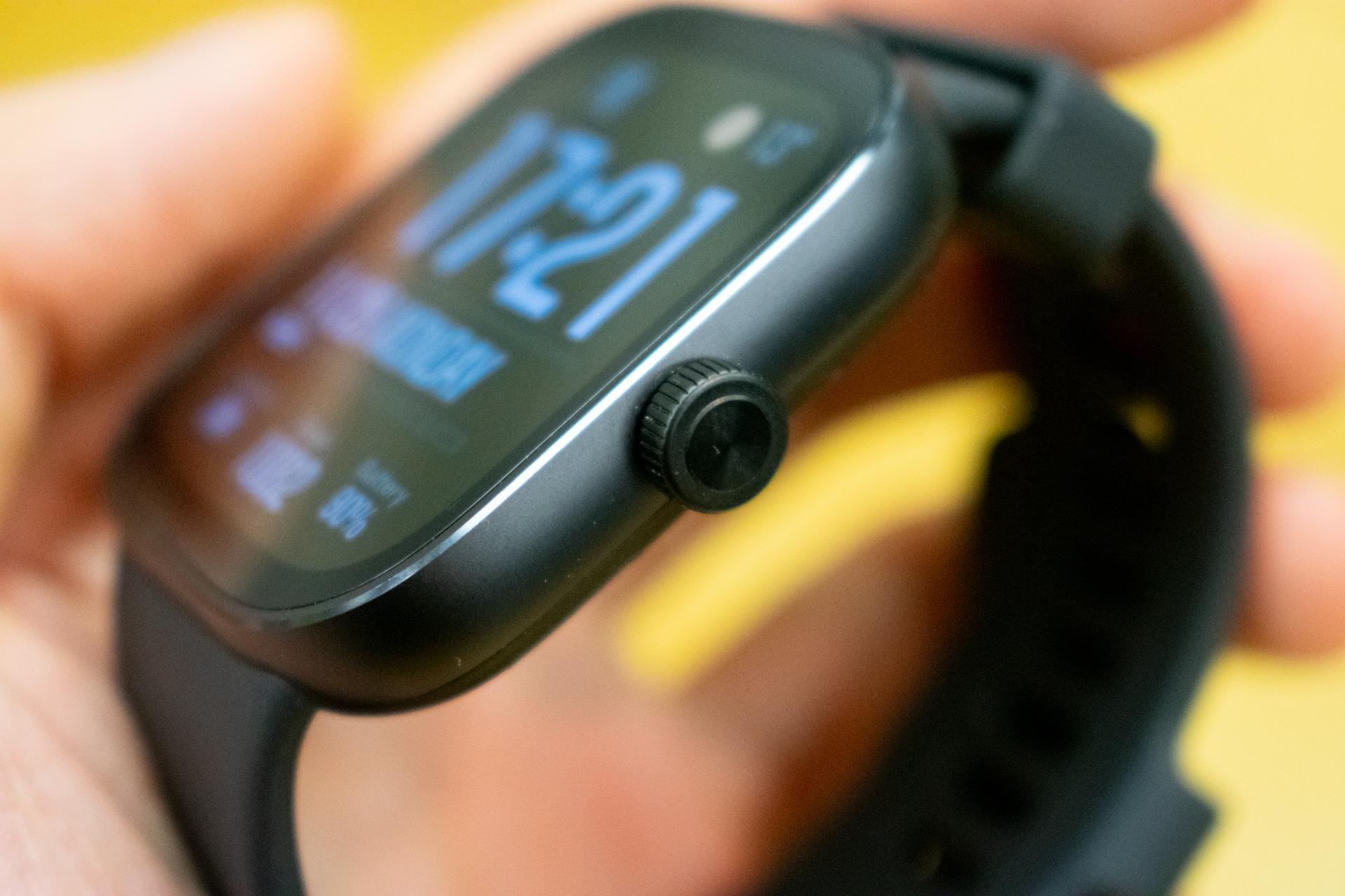 シャオミのスマートウォッチ「Redmi Watch 4」レビュー：大画面