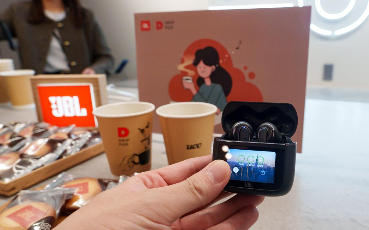 新型イヤホンとコーヒーメーカーを渋谷で同時体験。JBLとUCCが異色タッグの理由