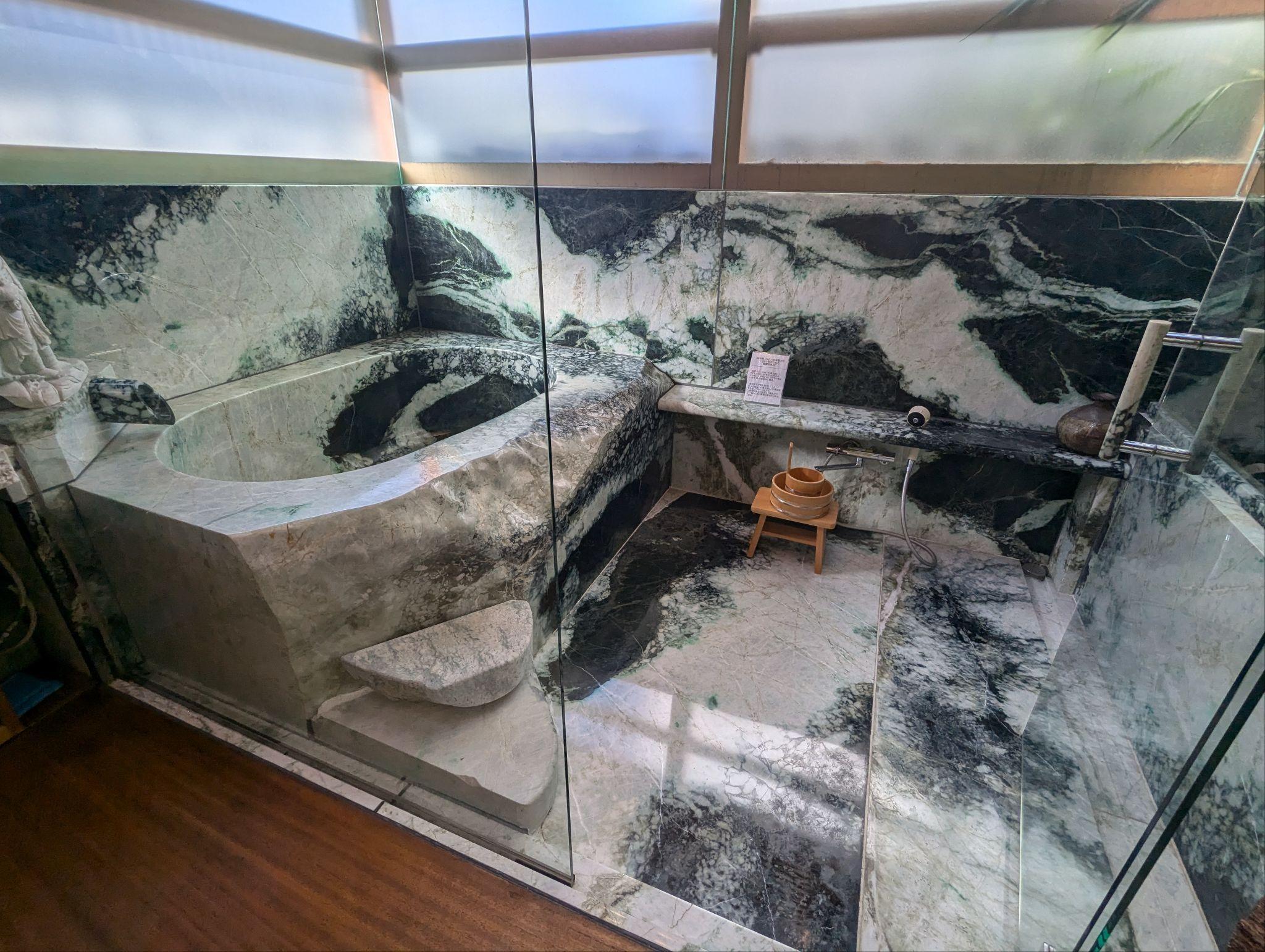 みみみ　天然石　翡翠 飛騨荒城川上流で発見 ヒスイの謎を追って・女王国の伝承：／1 いにしえの宝玉 今が目覚めの