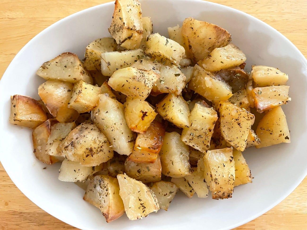 どんな料理にも合う！ 父に教わったギリシャ伝統の「ローストポテト」を作ってみた