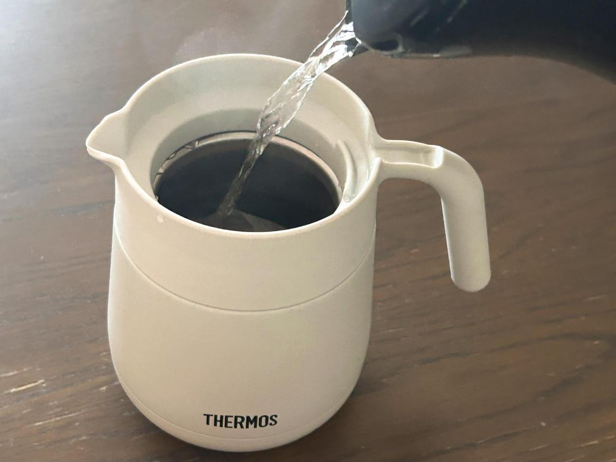 急須、やめました。サーモスの茶こし付きポットがあれば、デスクで