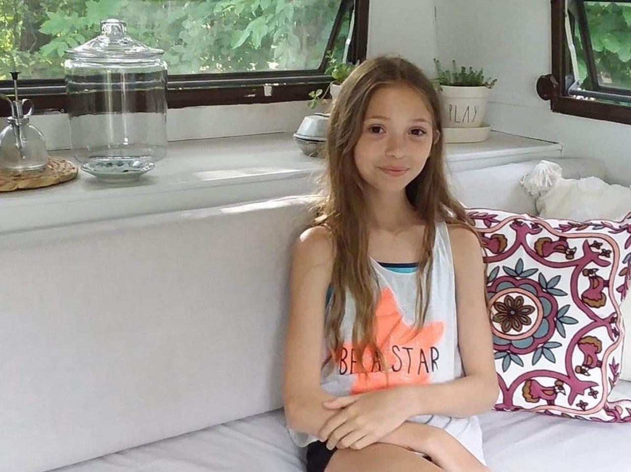 11歳の少女が貯金をはたいてキャンピングカー購入、自分だけの居心地の良い空間を作った