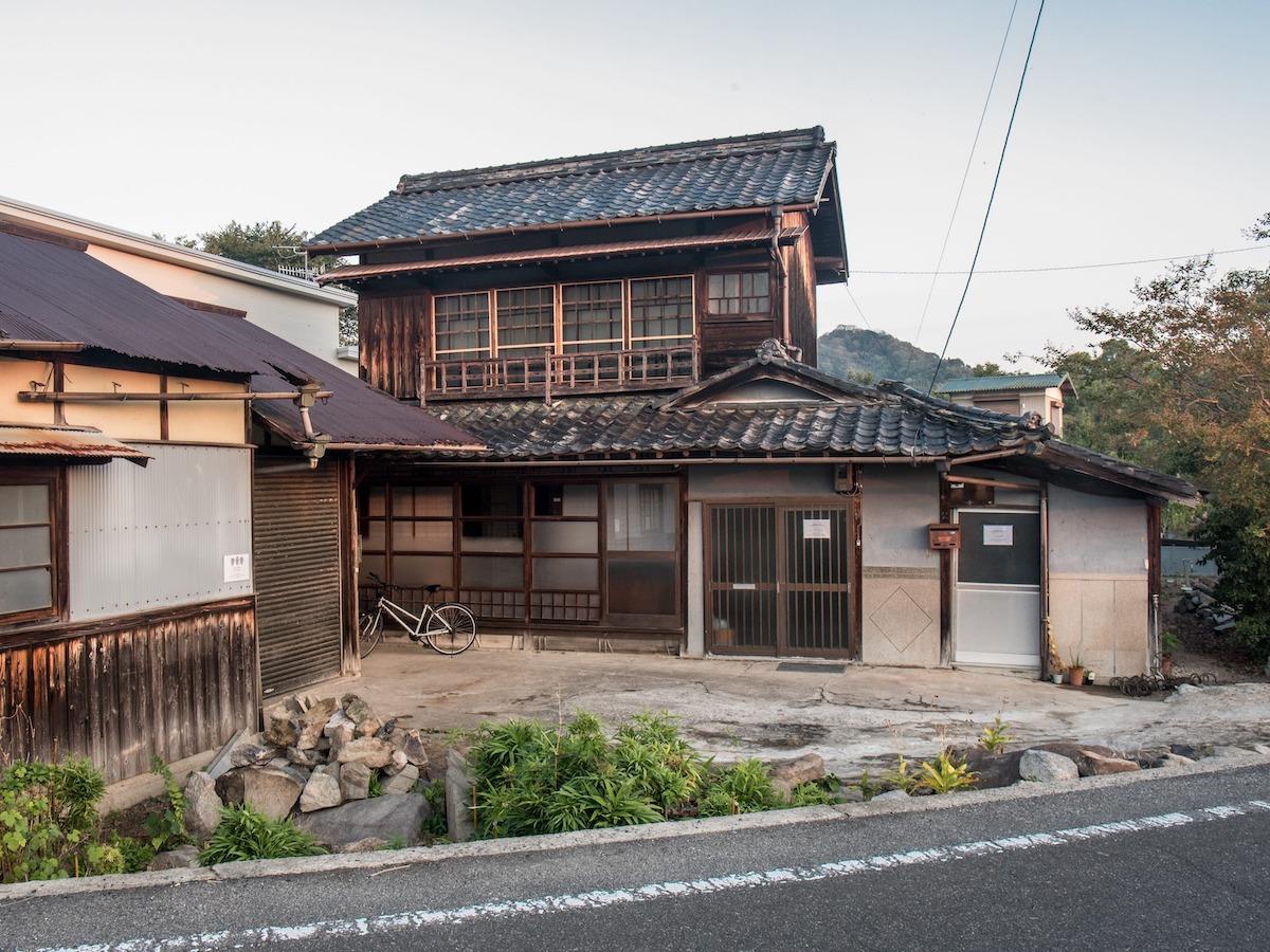 日本の田舎の廃屋を、約100万円で買ったアメリカ人夫婦