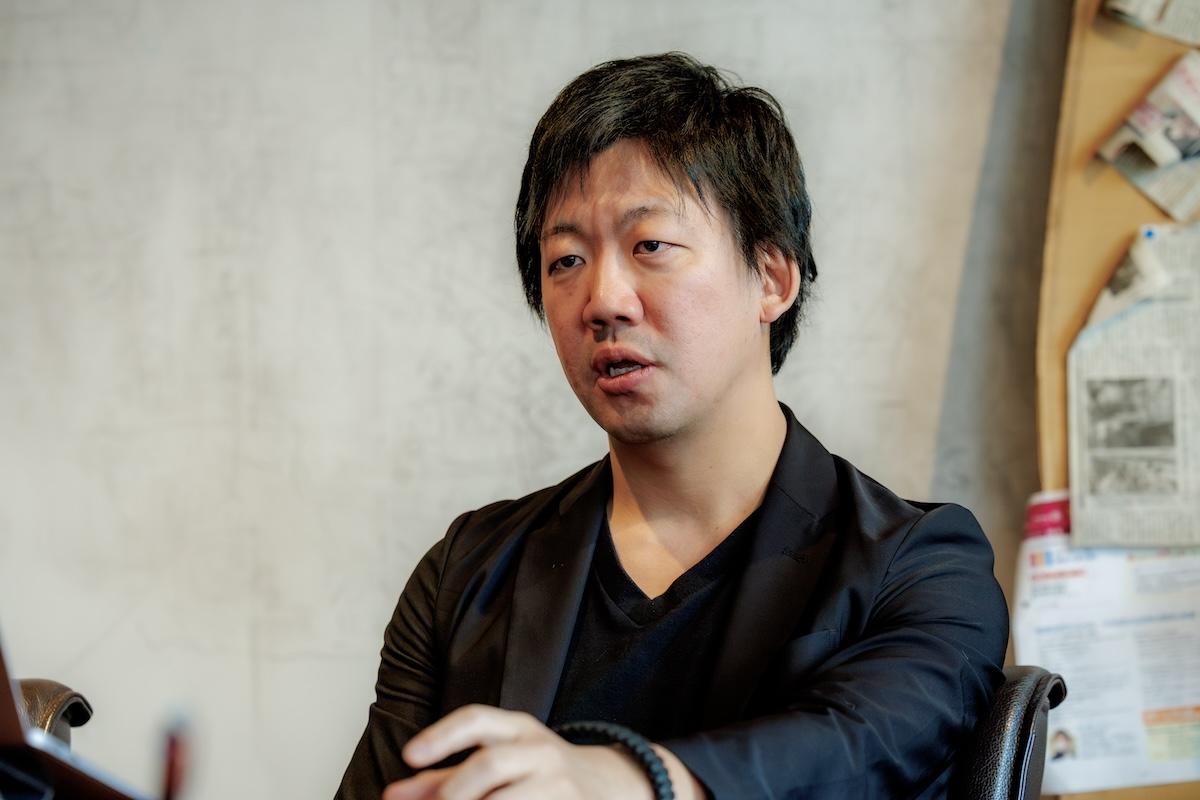 東大→トヨタ→住所不定無職から「人口4000人の町」で起業。「この世界