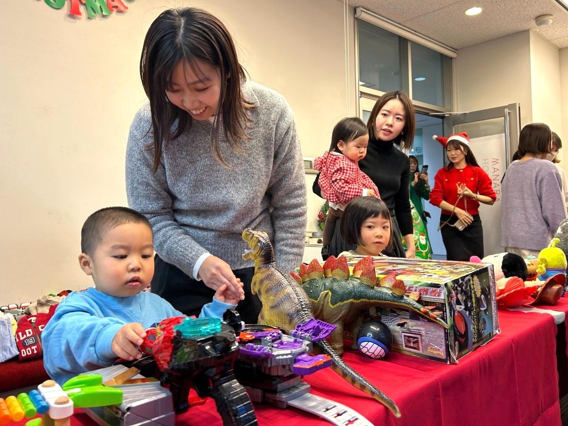 物価高で支持される「節約クリスマス」は新トレンドなのか…お下がりおもちゃに飾りなしケーキ