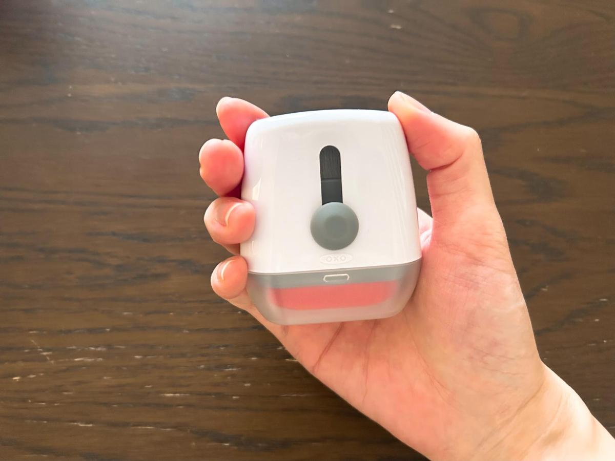 気づくとモニターがホコリまみれ…。手のひらサイズのコレがPC周りの