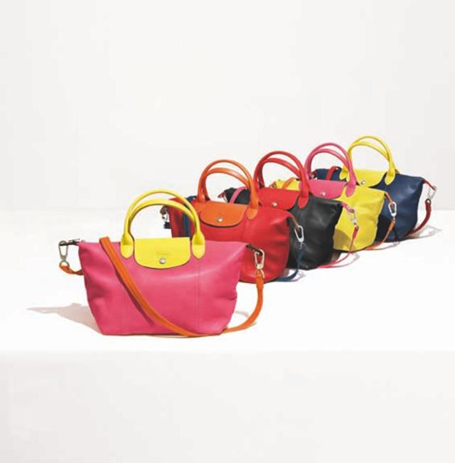 レジャーに必須。｢ロンシャン｣の折りたためるレザーバッグを自由に  