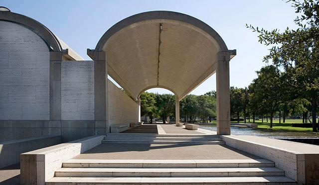 20世紀屈指の建築家ルイス・カーン。ミステリアスな人生と美の秘密