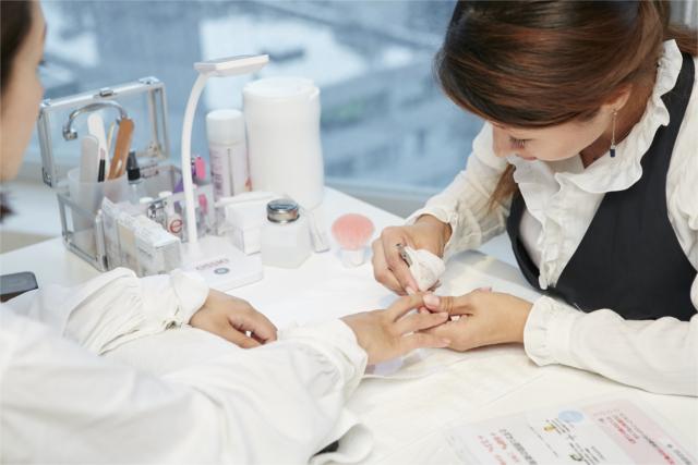 酷使した爪に休暇を カラーを選べる美容液ネイル Mashing Up