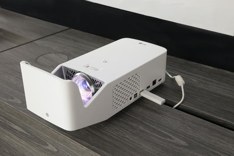 スッキリしたデザインとコンパクトなサイズが魅力の「CineBeam HF65LS」。