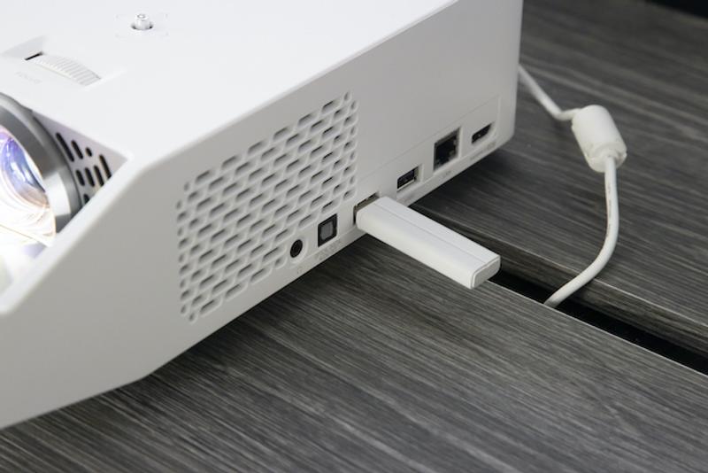 「CineBeam HF65LS」はファイルの入ったUSBメモリを挿し込めば投影可能。