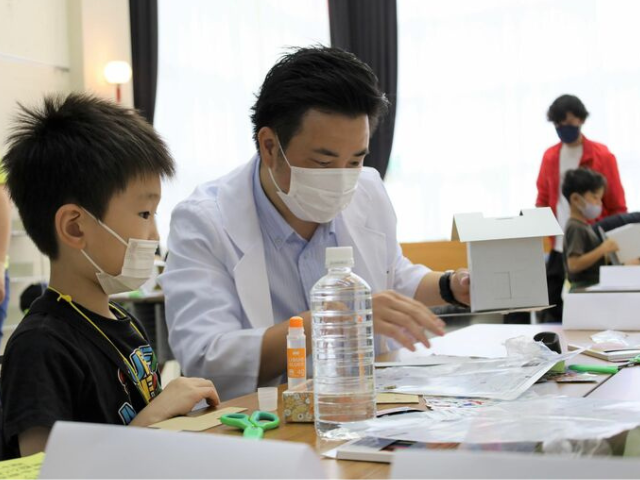 地元の小学生に授業する増田さん