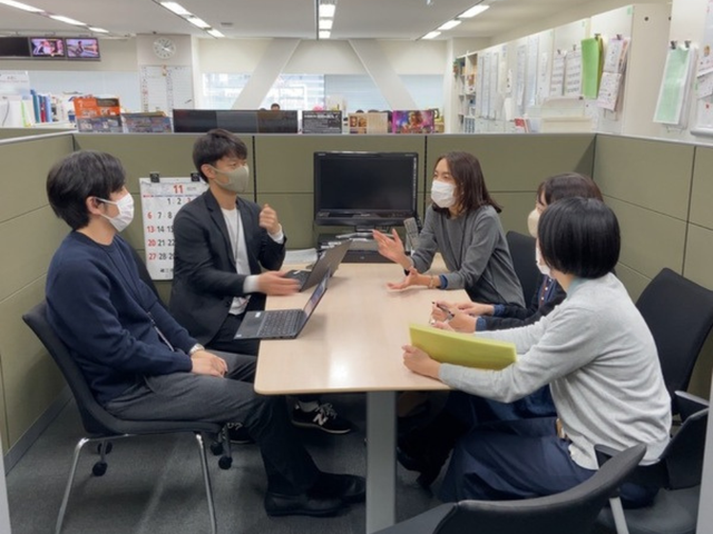 堤さんと後輩らとのミーティング