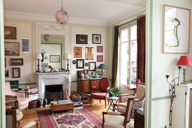 パリのインテリア アンティーク家具とタブローが並ぶ 伝統とモダンが調和した部屋 Mashing Up
