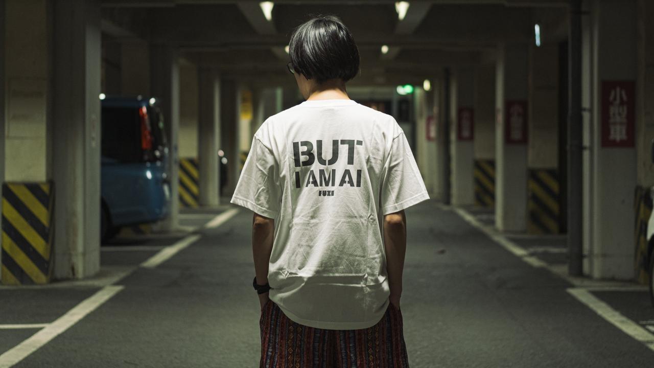 AIの進化が持つ期待と不安を表現したTシャツが発売 | FUZE